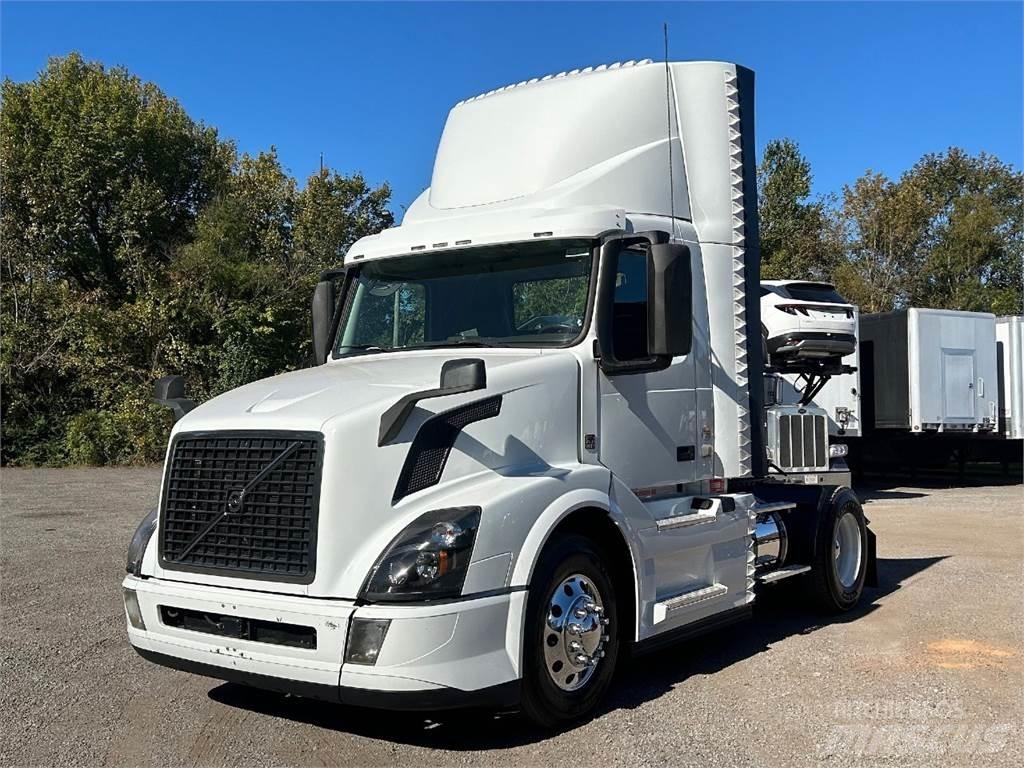 Volvo VNL42T300 Naudoti vilkikai