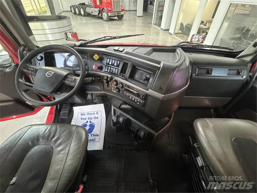 Volvo VNL64T740 Naudoti vilkikai