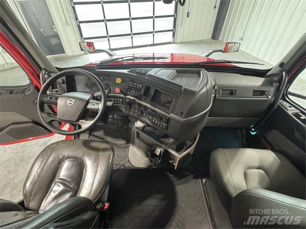Volvo VNL64T740 Naudoti vilkikai