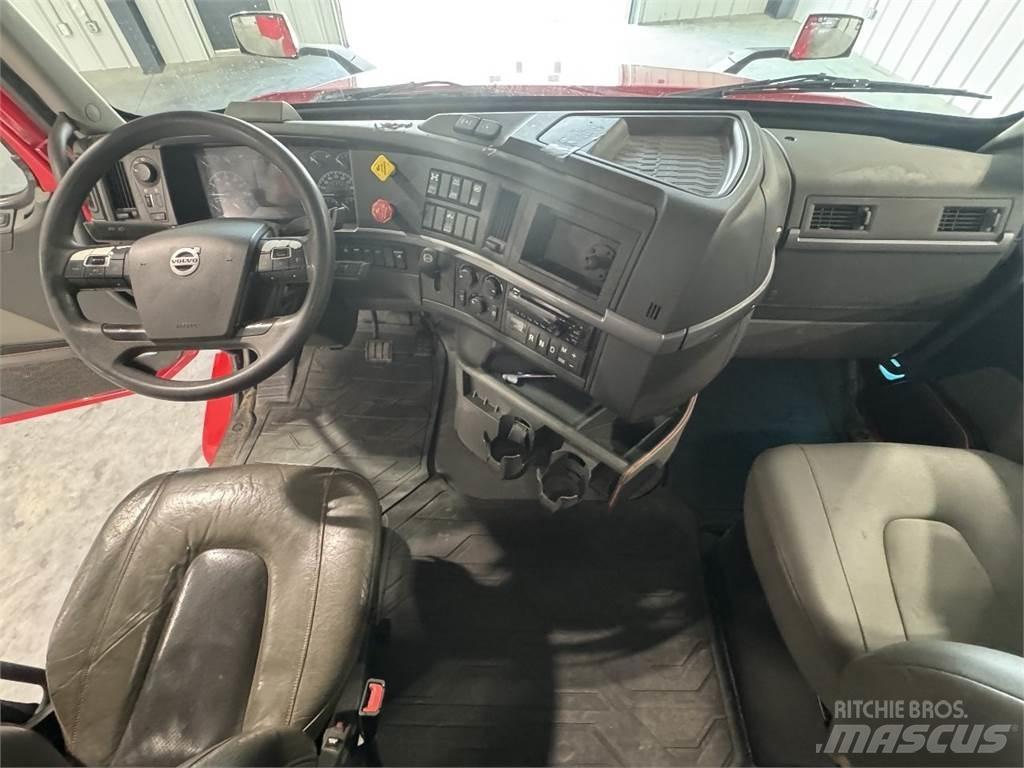 Volvo VNL740 Naudoti vilkikai