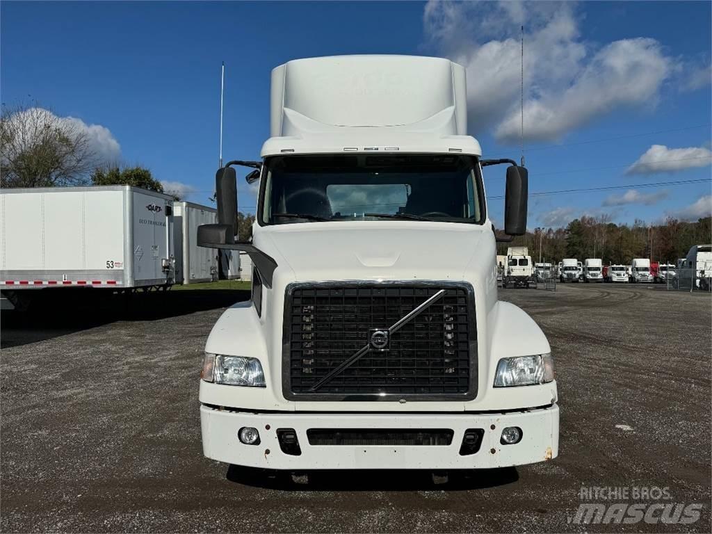 Volvo VNM64T200 Naudoti vilkikai