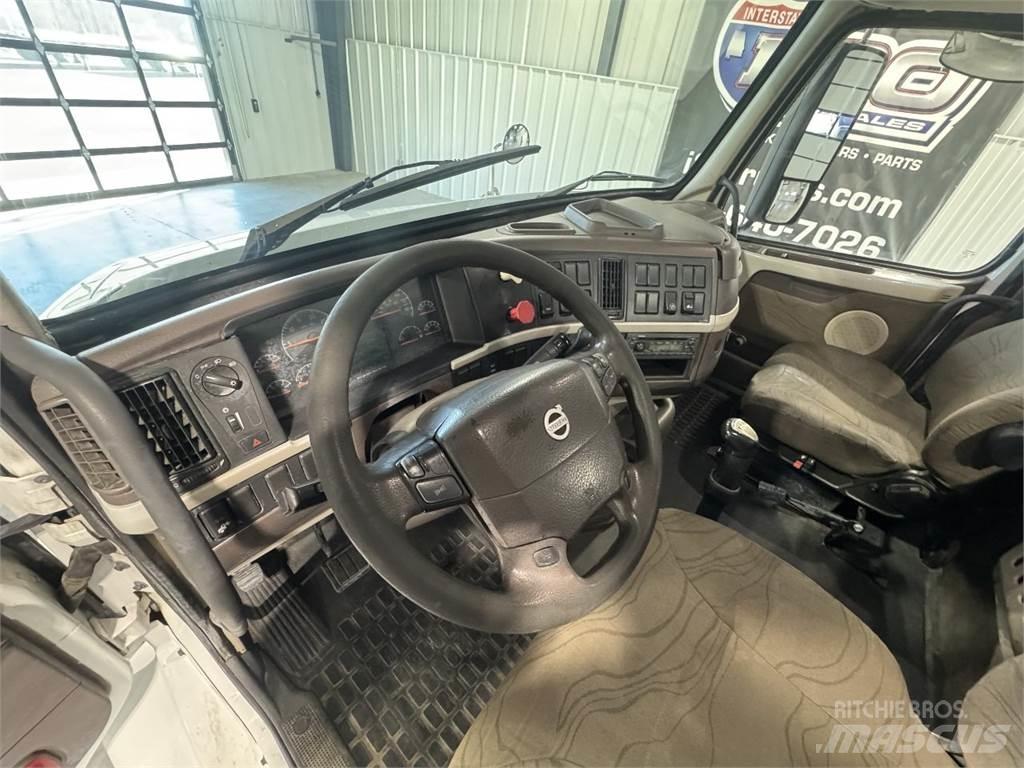 Volvo VNM64T200 Naudoti vilkikai