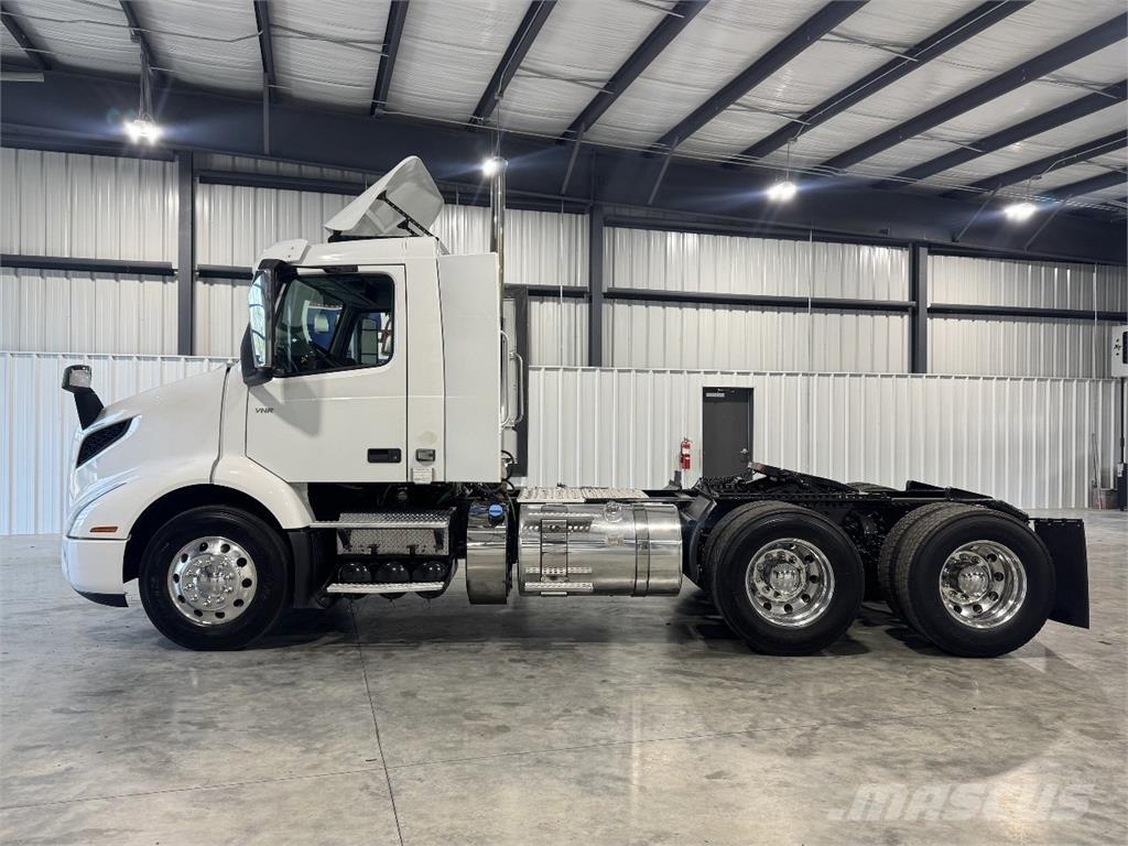 Volvo VNR64T300 Naudoti vilkikai