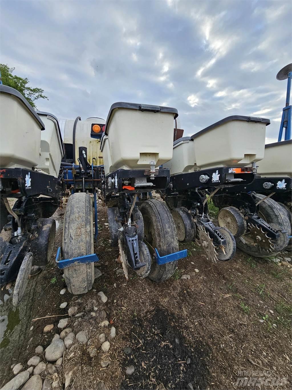 Kinze 3000 Kiti naudoti statybos komponentai