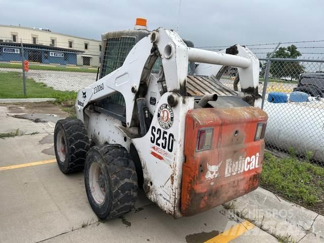 Bobcat S250 Krautuvai su šoniniu pasukimu