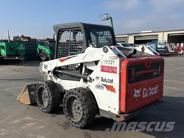 Bobcat S550 Krautuvai su šoniniu pasukimu