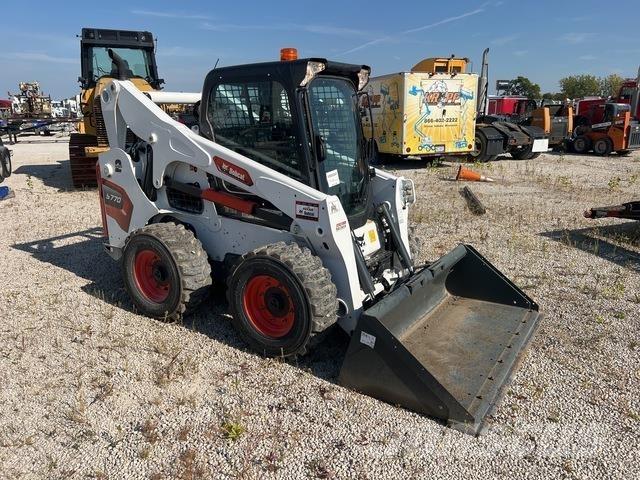 Bobcat S770 Krautuvai su šoniniu pasukimu