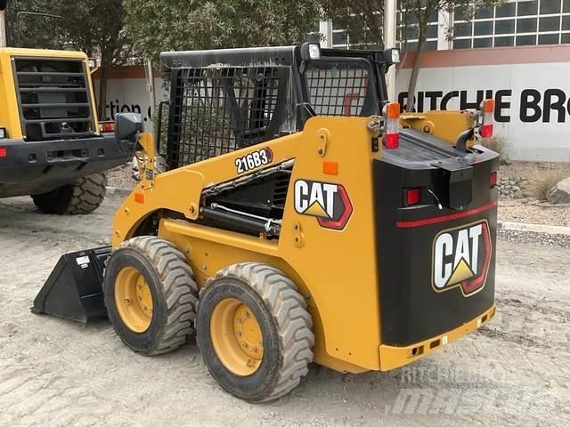 CAT 216B3 Krautuvai su šoniniu pasukimu