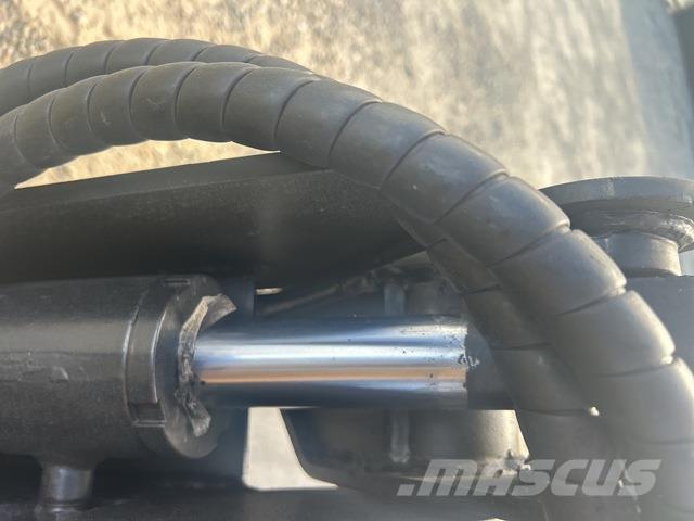 CAT 216B3 Krautuvai su šoniniu pasukimu
