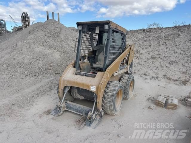 CAT 226B Krautuvai su šoniniu pasukimu