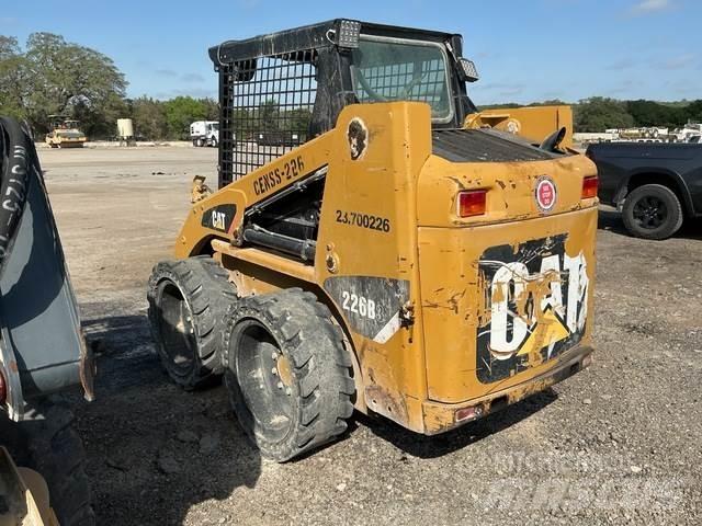 CAT 226B3 Krautuvai su šoniniu pasukimu