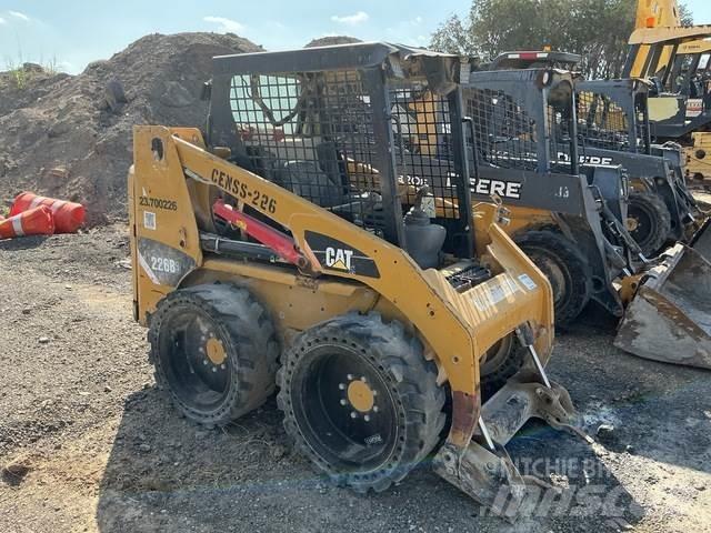 CAT 226B3 Krautuvai su šoniniu pasukimu