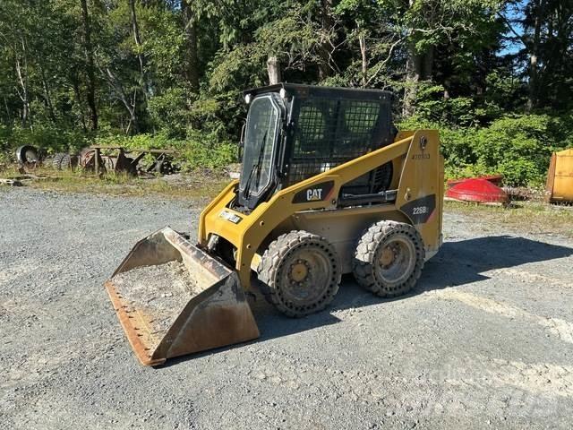 CAT 226B3 Krautuvai su šoniniu pasukimu