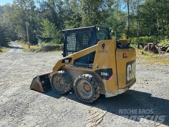 CAT 226B3 Krautuvai su šoniniu pasukimu