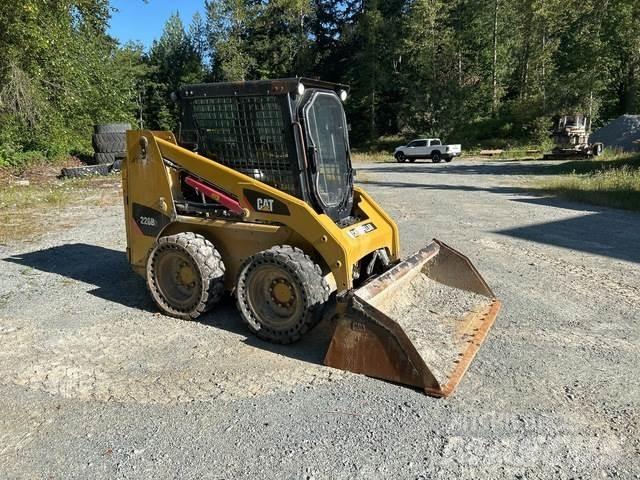 CAT 226B3 Krautuvai su šoniniu pasukimu