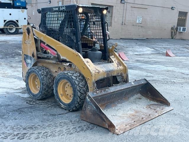 CAT 226B3 Krautuvai su šoniniu pasukimu