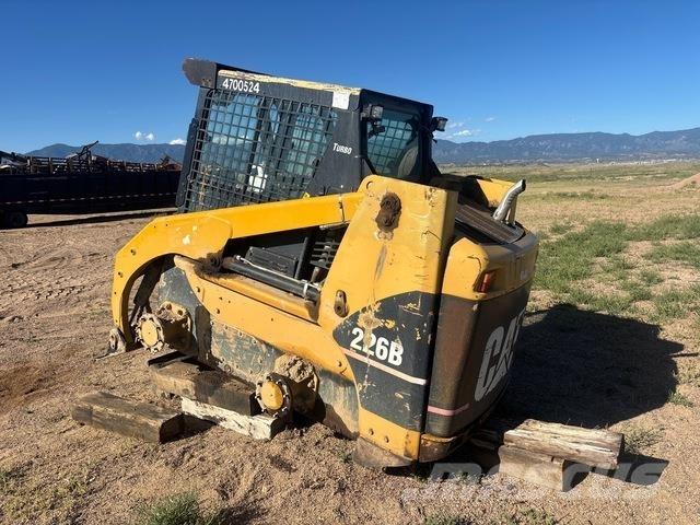 CAT 226B3 Krautuvai su šoniniu pasukimu