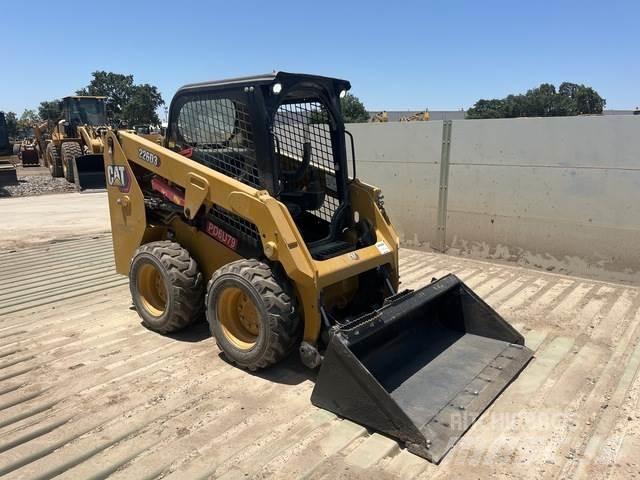 CAT 226D3 Krautuvai su šoniniu pasukimu