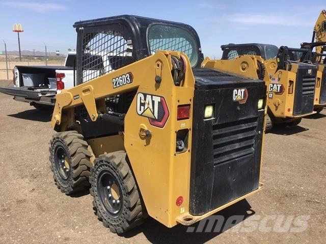 CAT 226D3 Krautuvai su šoniniu pasukimu
