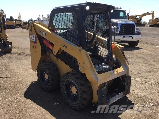 CAT 226D3 Krautuvai su šoniniu pasukimu