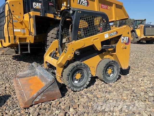 CAT 226D3 Krautuvai su šoniniu pasukimu
