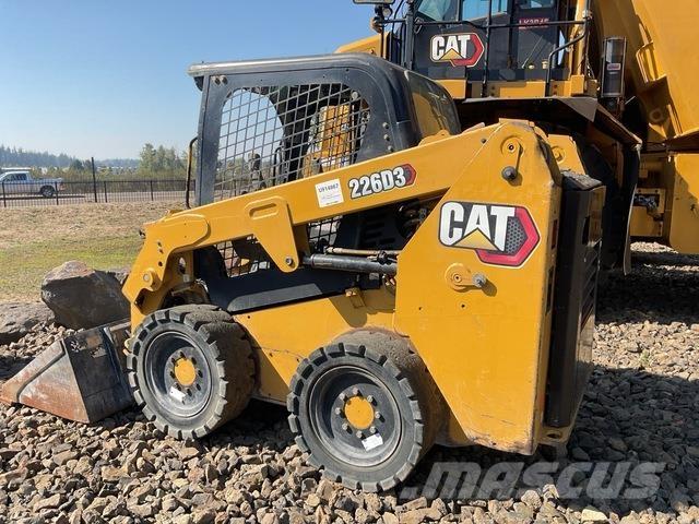 CAT 226D3 Krautuvai su šoniniu pasukimu