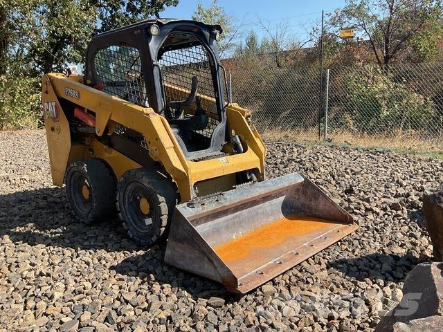 CAT 226D3 Krautuvai su šoniniu pasukimu