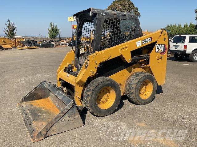 CAT 226D3 Krautuvai su šoniniu pasukimu