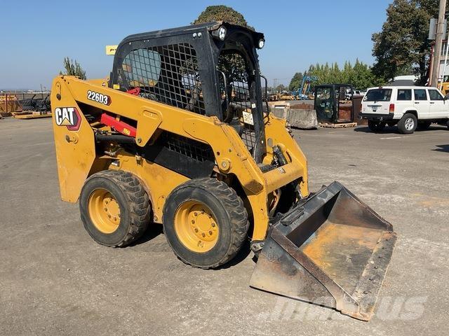 CAT 226D3 Krautuvai su šoniniu pasukimu