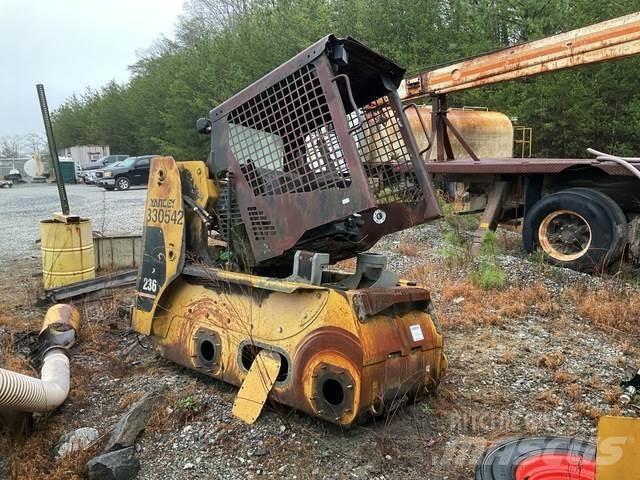 CAT 236 Krautuvai su šoniniu pasukimu