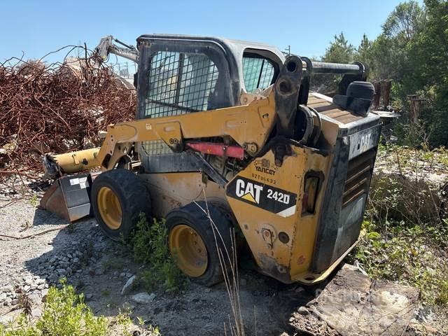 CAT 242D Krautuvai su šoniniu pasukimu
