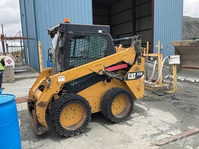 CAT 242D Krautuvai su šoniniu pasukimu
