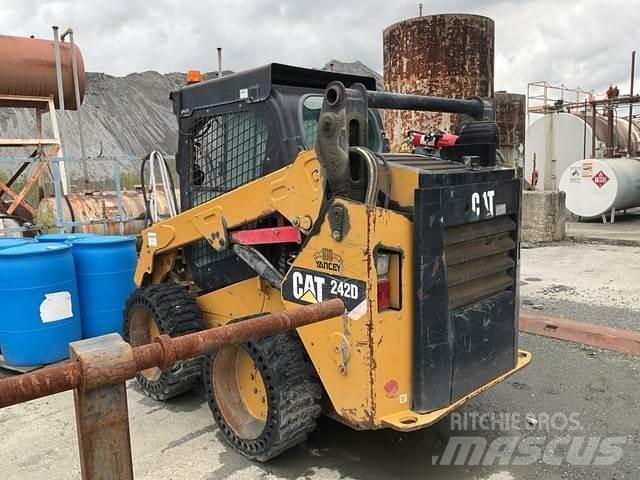 CAT 242D Krautuvai su šoniniu pasukimu