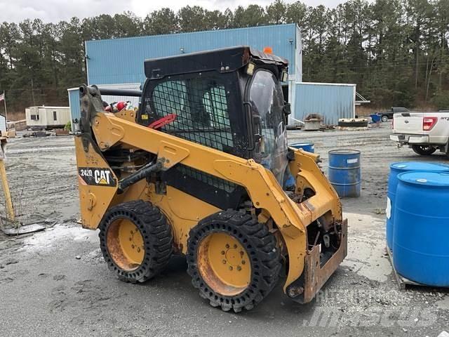 CAT 242D Krautuvai su šoniniu pasukimu