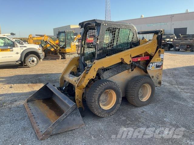 CAT 242D Krautuvai su šoniniu pasukimu