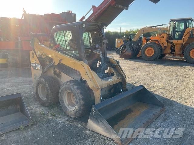 CAT 242D Krautuvai su šoniniu pasukimu