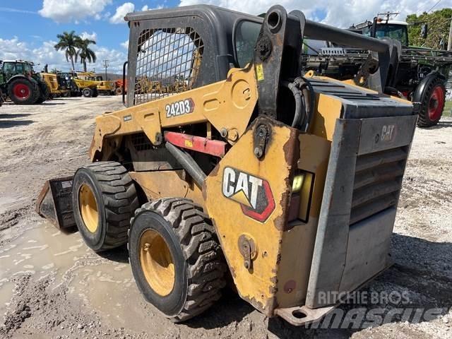 CAT 242D3 Krautuvai su šoniniu pasukimu