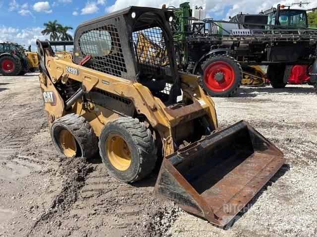 CAT 242D3 Krautuvai su šoniniu pasukimu