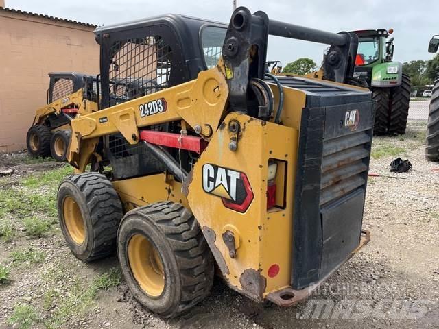CAT 242D3 Krautuvai su šoniniu pasukimu
