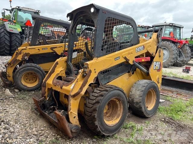 CAT 242D3 Krautuvai su šoniniu pasukimu