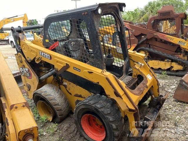 CAT 242D3 Krautuvai su šoniniu pasukimu