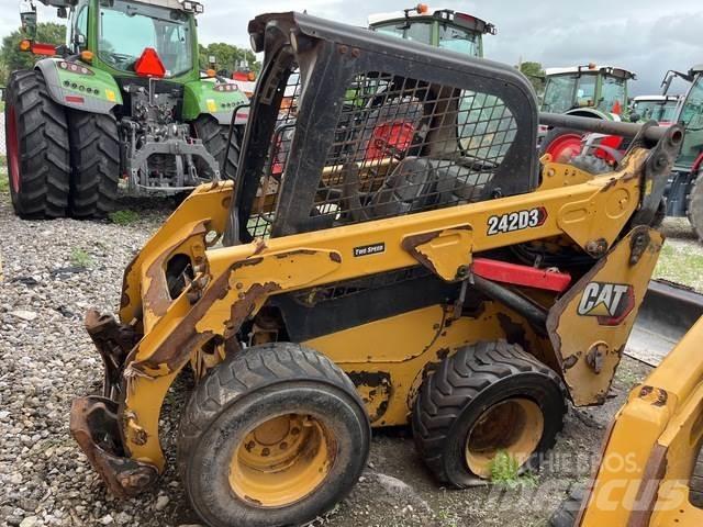 CAT 242D3 Krautuvai su šoniniu pasukimu