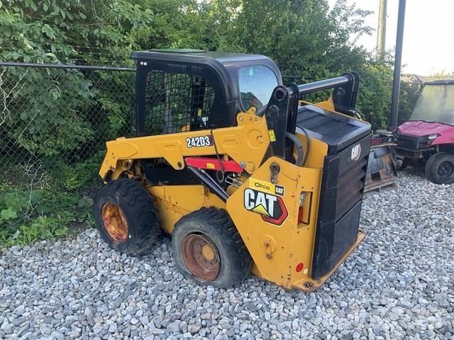 CAT 242D3 Krautuvai su šoniniu pasukimu
