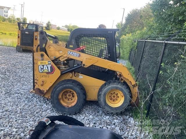 CAT 242D3 Krautuvai su šoniniu pasukimu