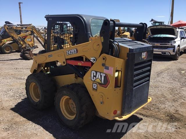 CAT 242D3 Krautuvai su šoniniu pasukimu