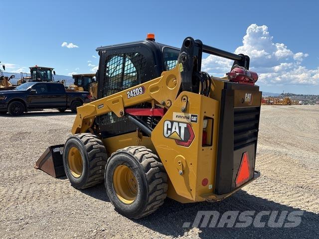 CAT 242D3 Krautuvai su šoniniu pasukimu