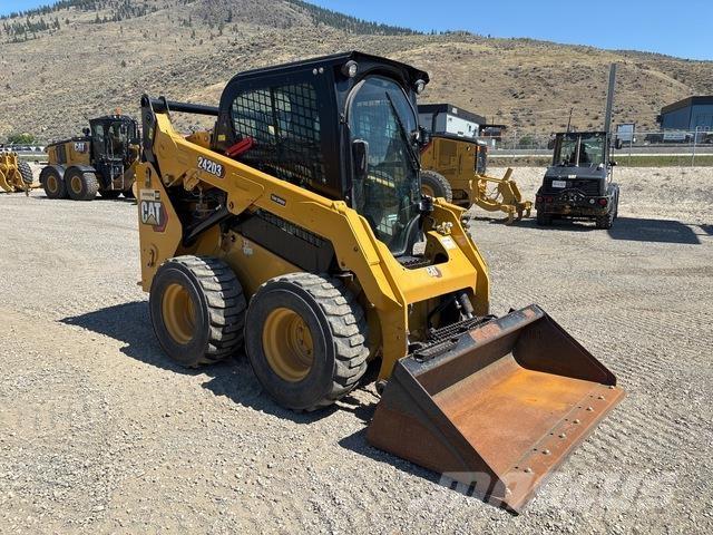 CAT 242D3 Krautuvai su šoniniu pasukimu