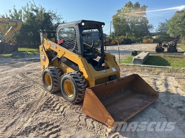 CAT 242D3 Krautuvai su šoniniu pasukimu
