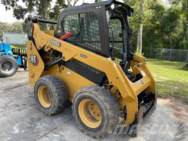 CAT 242D3 Krautuvai su šoniniu pasukimu