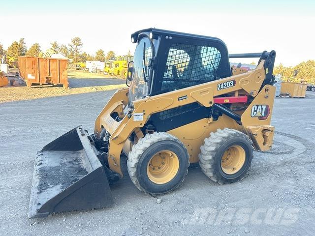 CAT 242D3 Krautuvai su šoniniu pasukimu